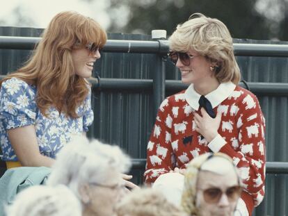 Diana de Gales y Sarah Ferguson en el club de polo de Windsor, a junio de 1983.