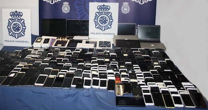 Móviles recuperados por la Policía Nacional en el Metro.