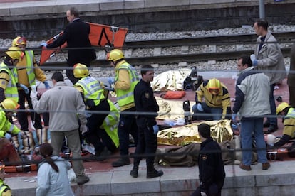 En la estación de El Pozo del Tío Raimundo explotaron dos de las bombas a las 07.38. Allí murieron 65 personas. "Sólo había avanzado unos metros cuando sentí un ruido muy fuerte [...] Accioné el mando del espejo retrovisor para ver el andén. Había humo y en ese mismo momento escuché la segunda explosión. El tren reventó y vi los cuerpos de los pasajeros que saltaban por los aires", explicó unos días después a EL PAÍS Antonio Delgado, el conductor del tren.