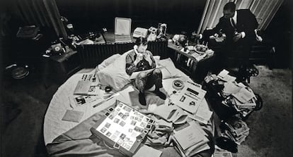 Hugh Hefner construy&oacute; el imperio Playboy haciendo del lecho su &uacute;nica oficina. Aqu&iacute;, retratado en 1966.