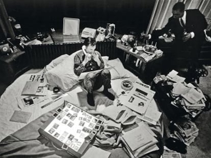 Hugh Hefner construy&oacute; el imperio Playboy haciendo del lecho su &uacute;nica oficina. Aqu&iacute;, retratado en 1966.