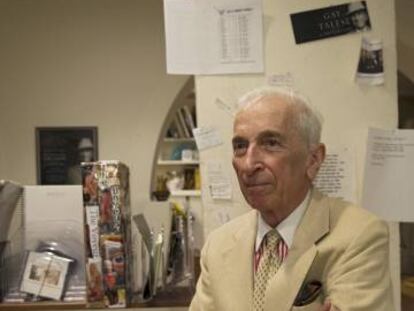 Gay Talese en su estudio de Nueva York con los archivadores de su trabajo sobre vouyerismo.