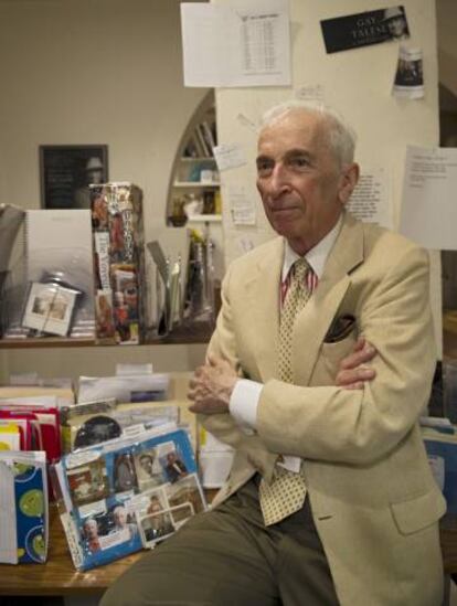 Gay Talese en su estudio de Nueva York con los archivadores de su trabajo sobre vouyerismo.