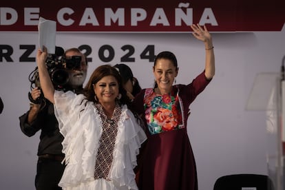 Clara Brugada y Claudia Sheinbaum en el Zócalo de Ciudad de México, el 1 de marzo.