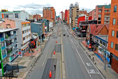 As ruas semivazias de Bogotá (Colômbia), esta semana, durante o confinamento.