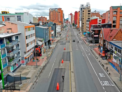 As ruas semivazias de Bogotá (Colômbia), esta semana, durante o confinamento.