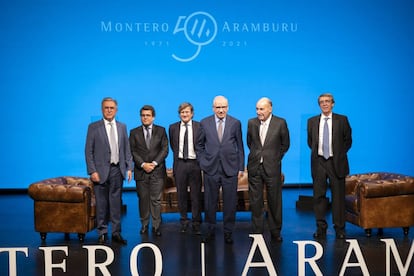 De izquierda a derecha: Ignacio Martínez García, Leonardo Neri y Javier Valdecantos (socios directores de la firma), Alfonso Guerra, Miquel Roca y Alfredo Álvarez Tello (presidente de honor).