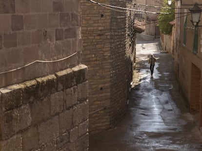 Una persona pasea por Allepuz, un pueblo con 50 habitantes, en Teruel.