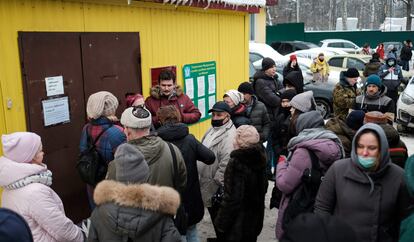 Familiares de personas detenidas en el centro Sajárovo, hacen cola para entregar comida para ellos. 