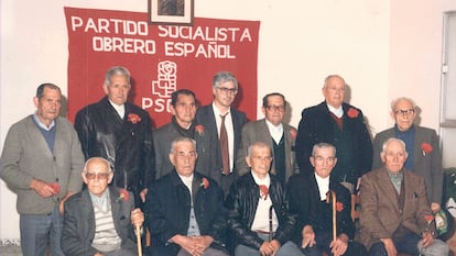 José María Barreda (de pie, en el centro), con veteranos militantes socialistas de Almodóvar del Campo (Ciudad Real).