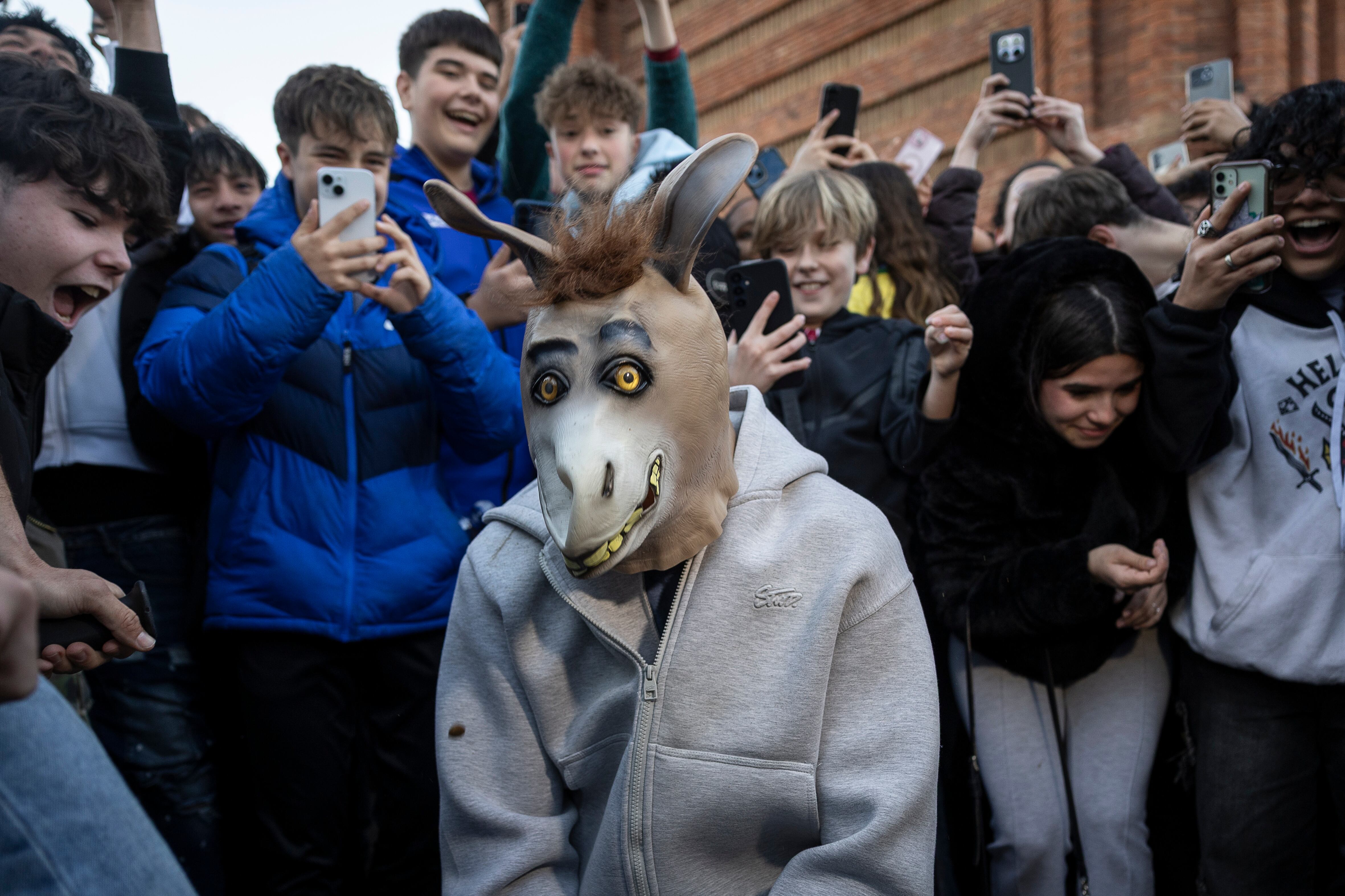 Una quedada fantasma 'therian' junto a Arc del Triomf reúne a cientos de curiosos para hacer mofa. En la imagen, un joven disfrazado de caballo se ríe del movimiento mientras otros lo graban, el 21 de febrero de 2026 en Barcelona.