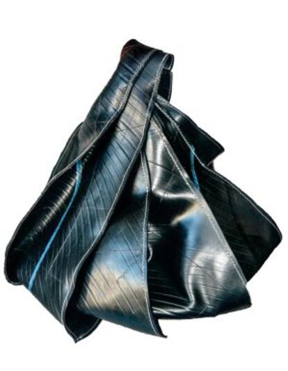 'Econeumático', el bolso hecho con neumáticos por Nazarena Pereyra, ganador de 'TalentoDesign'.