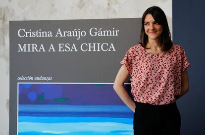 La escritora madrileña ha ganado el XVIII Premio Tusquets de Novela con la obra 'Mira a esa chica' por decisión unánime del jurado. Su debut como novelista trata sobre una experiencia dramática al final de la adolescencia de una chica.
