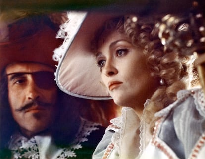 Christopher Lee y Faye Dunaway durante el rodaje del film 'Los tres mosqueteros' del director Richard Lester, en 1973.