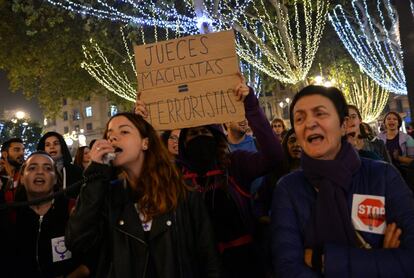 Concentración en Sevilla contra la sentencia del caso de La Manada. El fallo incluye un voto particular de dos magistrados, que solicita que las condenas sean por violación (agresión sexual con violencia o intimidación) a la joven madrileña, que tenía 18 años de edad aquel 7 de julio de 2016, y que se imponga una pena en consecuencia: 14 años de prisión por lo ocurrido en los sanfermines.