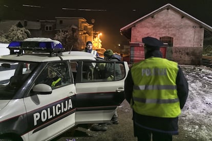 La policía detiene a un grupo de inmigrantes en la estación de tren de Bosanska Otoka, un pueblo a 50 kilómetros de Bihác en dirección a Sarajevo. El grupo de hombres trataba de llegar a Bihac, paso último antes de poder cruzar la frontera con Croacia. La policía controla algunas estaciones de tren de pueblos cercanos a Bihác. Cuando encuentra algún grupo de inmigrantes les detiene y les devuelve a Sarajevo en autobús. Según las autoridades, cuenta el policía, los campos de refugiados están llenos y no puede entrar más gente.