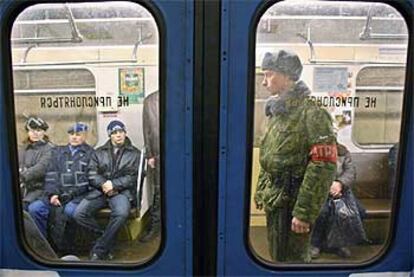 Un soldado del Ministerio del Interior ruso patrulla en el metro, ayer en la estación Avtozavódskaya.