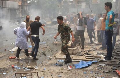 Fuerzas de seguridad sirias durante la evacuación del personal médico después del bombardeo al hospital Al Dabit, de Alepo.