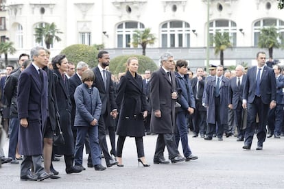 La familia de Adolfo Suárez en el funeral del expresidente del Gobierno el 25 de marzo de 2014 en Madrid: Adolfo Suárez Illana y su esposa Isabel Flores con sus hijos; Sonsoles Suarez y Paulo Wilson; Francisco Javier Suarez Illana y su esposa Tatiana Von Breisky; y Laura Suarez.