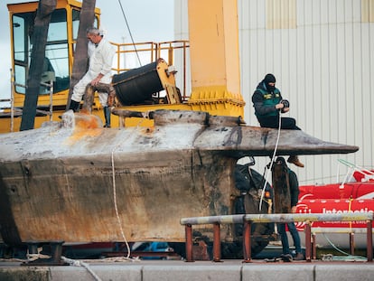 El narcosubmarino hallado en la ría de Arousa, en el puerto de O Xufre, en el municipio pontevedrés de A Illa de Arousa, donde fue trasladado, el martes.