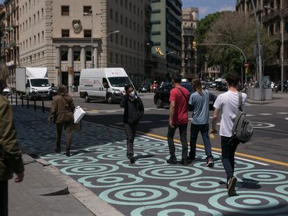 Asfalto ganado para los peatones con urbanismo táctico en la calle de Pelai de Barcelona.