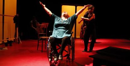 Dos actrices de 'Mi piedra Rosetta', durante un ensayo.
