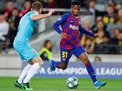 Ansu Fati intenta escapar de Coufal, del Slavia, el martes en el Camp Nou.