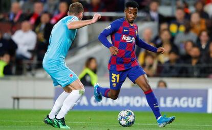 Ansu Fati intenta escapar de Coufal, del Slavia, el martes en el Camp Nou.