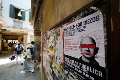 Un cartel de protesta contra la boda de Bezos en una pared de Venecia.