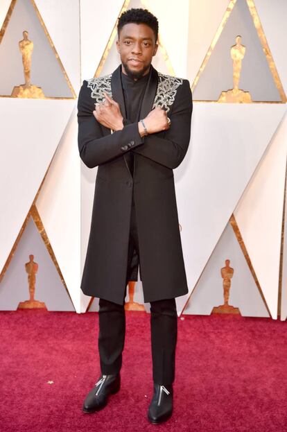Chadwick Boseman, protagonista de 'Black Panther', realiza el mismo saludo que hace en la película de Marvel: Wakanda. El gesto se ha convertido en un símbolo de reafirmación de la comunidad negra.