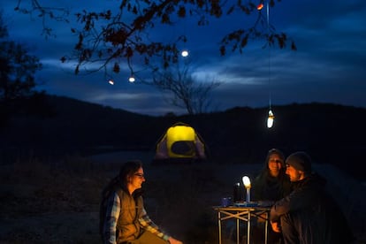 Potente linterna y cargador para dispositivos móviles (vía USB), el NanoGrid incorpora lámparas auxiliares para crear un ambiente más acogedor en nuestras acampadas. Precio: 110 euros. www.bioliteenergy.com