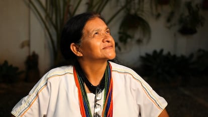 Leonor Zalabata es una reconocida lideresa arhuaco que ha trabajado sin descanso en la defensa de los derechos de los 102 pueblos indígenas de Colombia. Ha colaborado con el Grupo de Trabajo para los Pueblos Indígenas de Naciones Unidas y con el Foro Permanente para Cuestiones Indígenas de la ONU. “La Sierra Nevada de Santa Marta (…) es el corazón del mundo”, dice. “Aquí es donde nuestros espíritus descansan y permanecen”. Para su pueblo, cuando una niña nace, "decimos que la montaña ríe y los pájaros lloran”. 