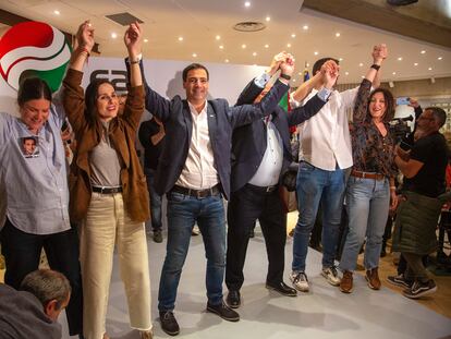 El candidato a lehendakari del PNV, Imanol Pradales celebra los resultados, este domingo en Bilbao.