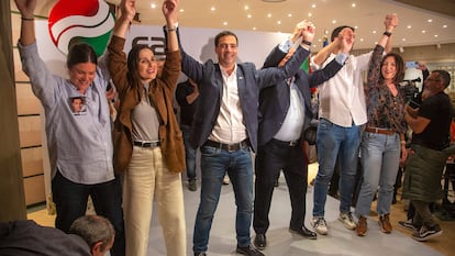 El candidato a lehendakari del PNV, Imanol Pradales celebra los resultados, este domingo en Bilbao.