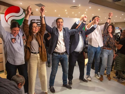 El candidato a lehendakari del PNV, Imanol Pradales celebra los resultados, este domingo en Bilbao.