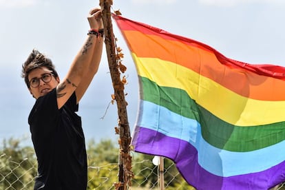 Una joven anuda una bandera multicolor en un evento de la semana del orgullo gay a las afueras de Beirut