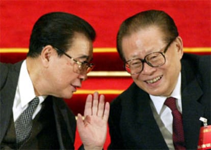 Li Peng (a la izquierda) charla con Jiang Zemin ayer en Pekín.