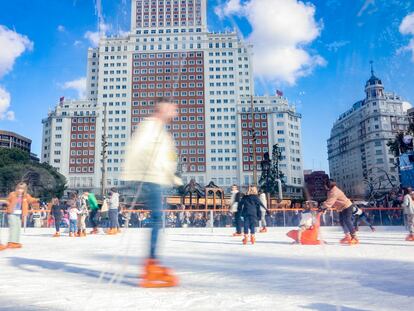 Varias personas patinan sobre hielo en Plaza de España de Madrid, el 2 de diciembre de 2023.