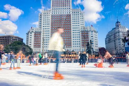 Varias personas patinan sobre hielo en Plaza de España de Madrid, el 2 de diciembre de 2023.