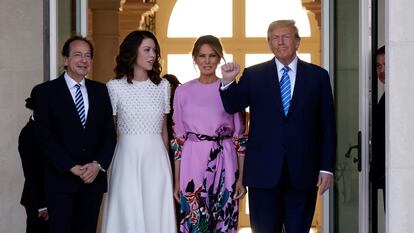 De izquierda a derecha, el magnate John Paulson y su pareja, Alina de Almeida, reciben en su casa de Palm Beach, Florida, a Donald Trump y su esposa, Melania Trump, el 6 de abril de 2024.