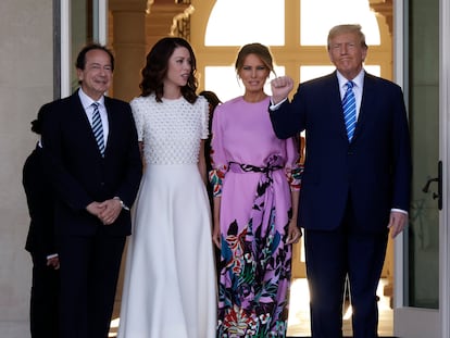 De izquierda a derecha, el magnate John Paulson y su pareja, Alina de Almeida, reciben en su casa de Palm Beach, Florida, a Donald Trump y su esposa, Melania Trump, el 6 de abril de 2024.