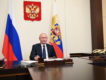 Vladímir Putin, en una reunión por videoconferencia, este lunes desde su residencia de Novo-Ogaryovo.