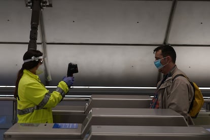 A volunteer takes the temperature of a passenger in Bilbao‘s Metro.
