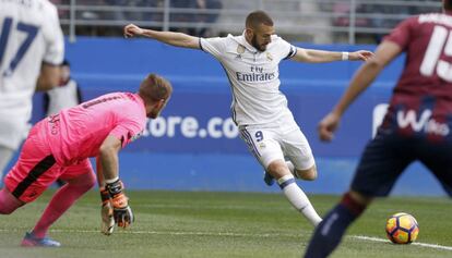 Benzema marca un gol al portero del Eibar, Yoel Rodríguez.