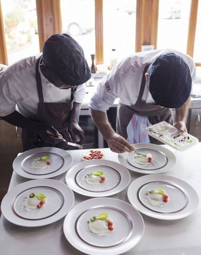 Dos cocineros del Cenador de Amós ultiman unos platos.