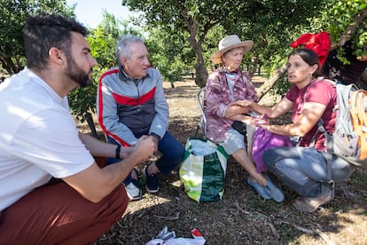 Familiares de José Belloti Palmer cuyo cuerpo se busca en la fosa común de Moncofar que excava la Asociación para la Recerca de la Memoría Histórica con fondos propios y que parece que puede contener los restos de cuatro fusilados por falangistas.