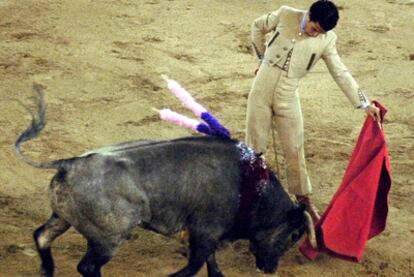 El matador español Morenito de Aranda durante el festival taurino celebrado como cierre de la temporada taurina 2006/2007, en la plaza de toros Cañaveralejo de Cali, Colombia.