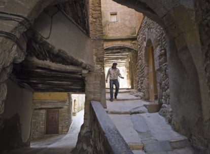 Las enrevesadas calles de Àger, en la sierra del Montsec, son una de las paradas obligadas del Tren de los Lagos, cuya estación está a nueve kilómetros del pueblo.