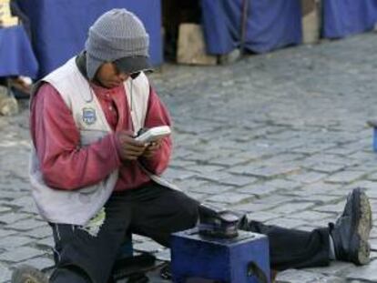 La Organización Mundial de Trabajo (OIT) estima que en 2010, había en todo el planeta 15,5 millones de niños involucrados en el trabajo doméstico con y sin remuneración. EFE/Archivo