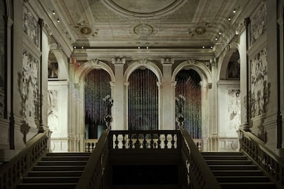 Vidya Gastaldon, Escalator (Rainbow Rain) (arcoiris de lluvia), 2007. Cortesía del artista y Art: Concept, Paris. Colección Pinault.